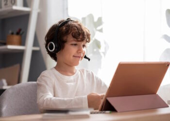 Інструменти знань: як прості програми та гаджети творять онлайн-школу