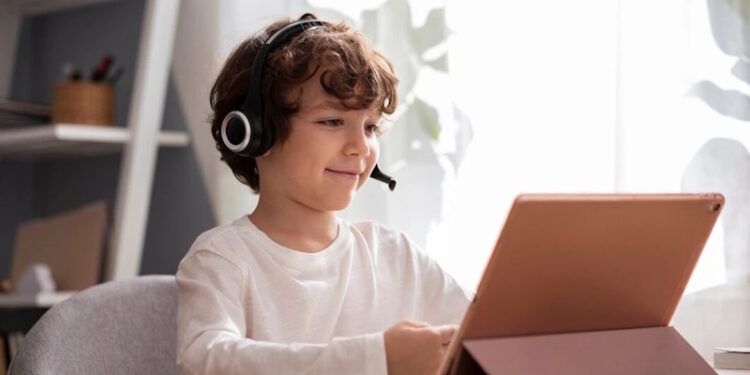 Інструменти знань: як прості програми та гаджети творять онлайн-школу