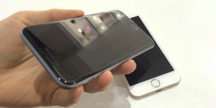 Чому варто захистити екран смартфона ще до першого падіння?