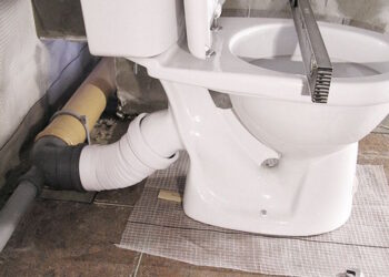 Установка или ремонт унитаза: профессиональный подход