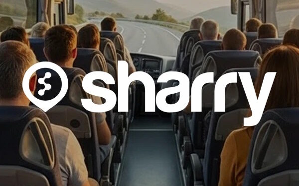 назва компанії Sharry на фоні салона автобусу, в якому сидять люди