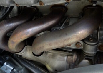 треснувшим выпускным коллектором
