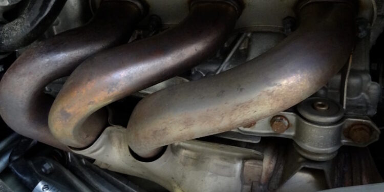 треснувшим выпускным коллектором