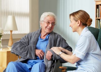 доглядальниця для літньої людини