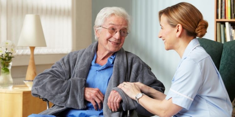 доглядальниця для літньої людини