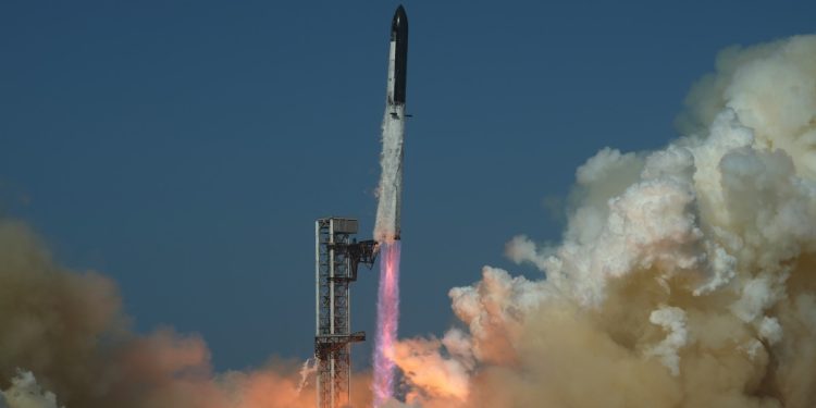 Ракетна система SpaceX Starship перед запуском